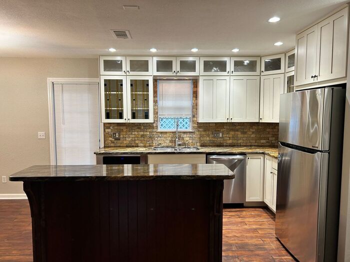 Building Photo - 404 Belmont St