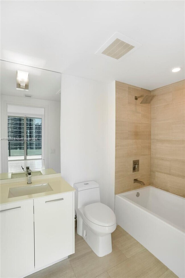 Building Photo - 1300 Brickell Bay Dr