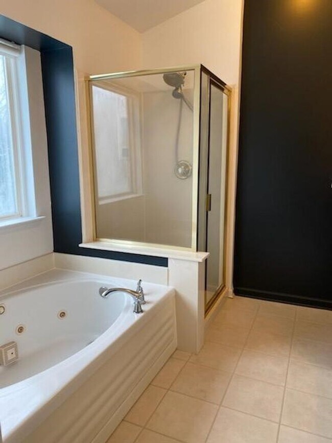 Building Photo - Renovated 5 Bedroom Home w/ 2 Car Garage and Fenced Backyard