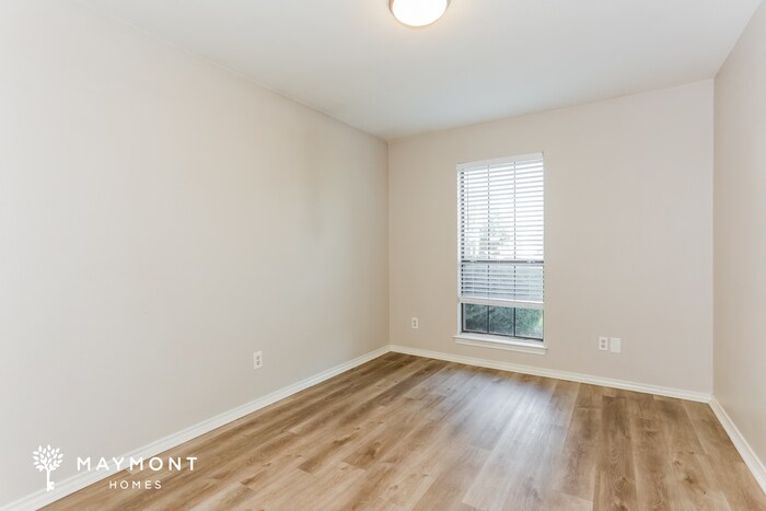 Building Photo - 1207 Belclaire Ln