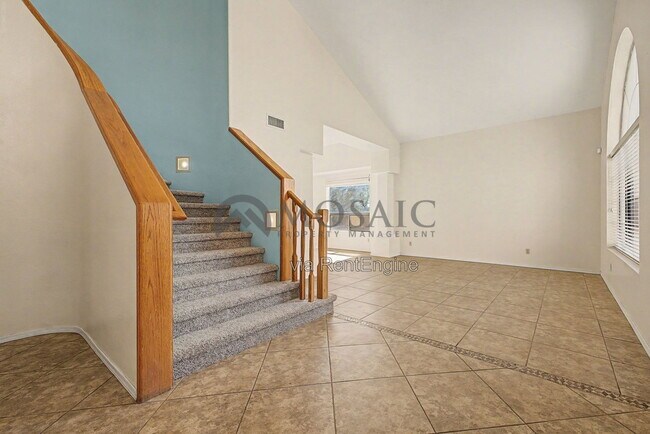 Building Photo - 1819 E Cascade Dr