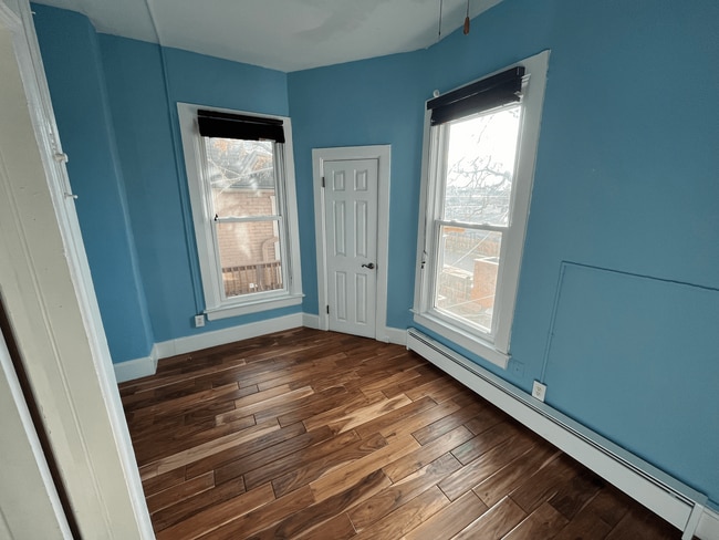 Building Photo - Beautiful 2 bed 1 bath in unit W/D, renovated kitchen, walkablitiy!