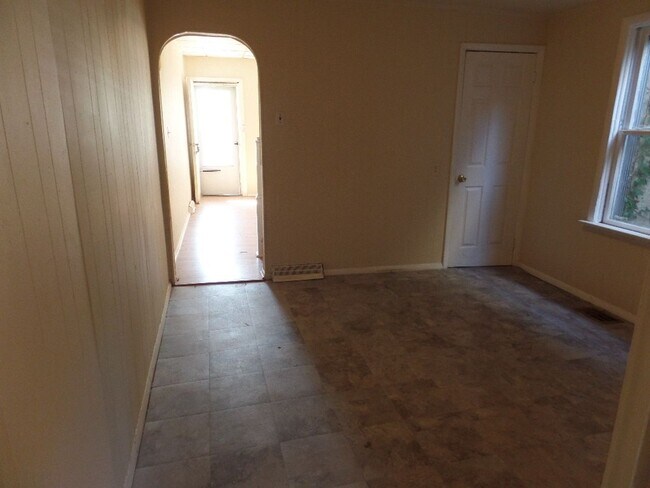 Building Photo - 2 Bedroom House w/ washer and dryer hook up