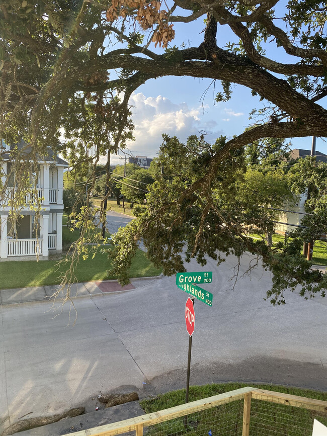 Building Photo - 400 Highlands St