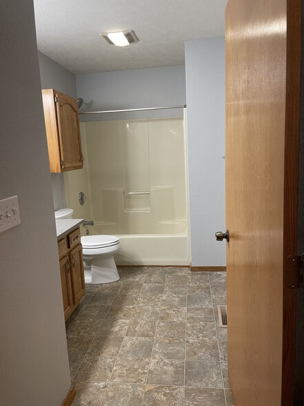Guest Bath - 216 W Wade St
