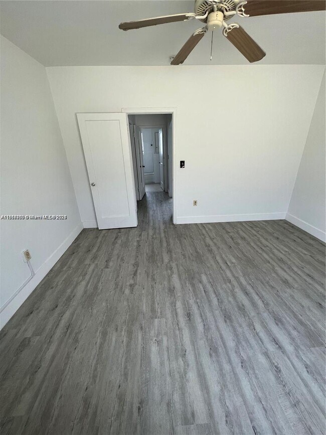 Building Photo - 945 Bay Dr