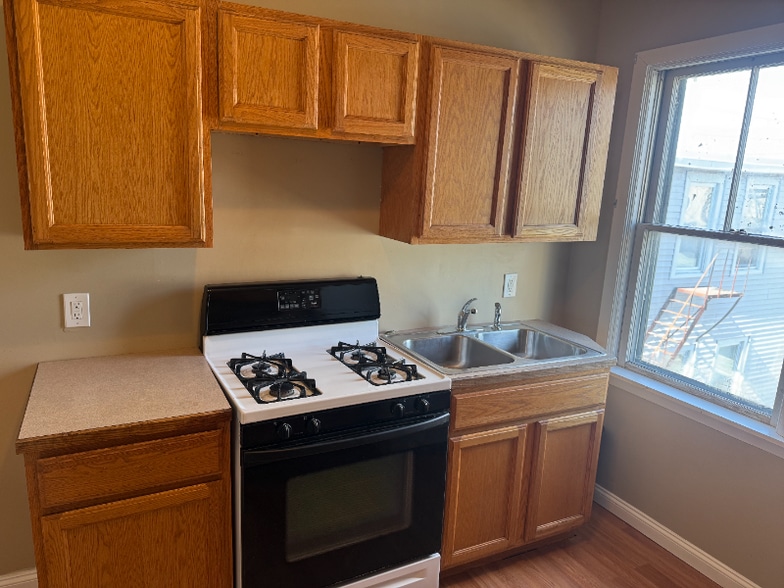 Building Photo - 538 Alden St