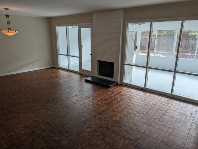Building Photo - 709 Pepper Dr