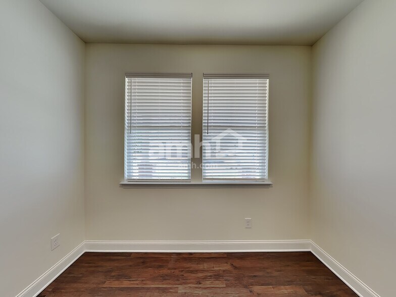 Building Photo - 2122 Windsor Park Ave