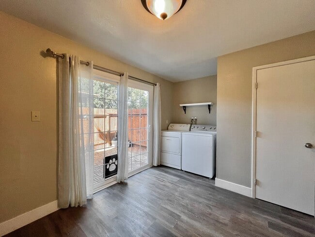 Building Photo - Charming Apartment in Gilroy