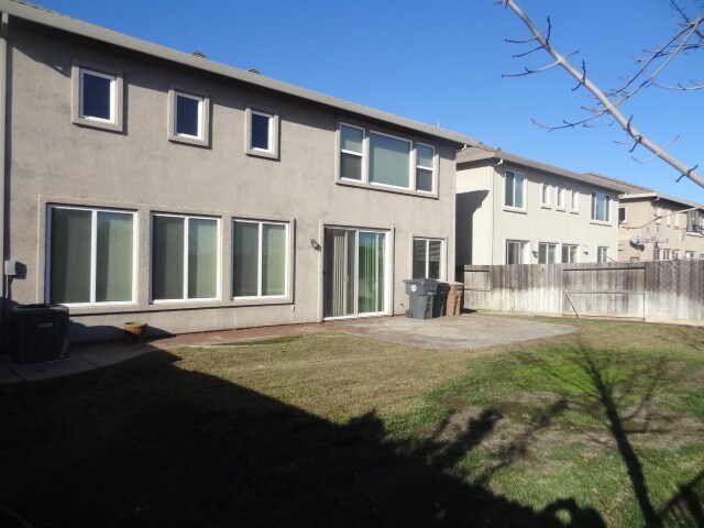 Building Photo - Huge home in Elk Grove