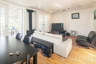 Building Photo - 2 BR 1.5 Bath with Roof Deck in Cobble Hill!