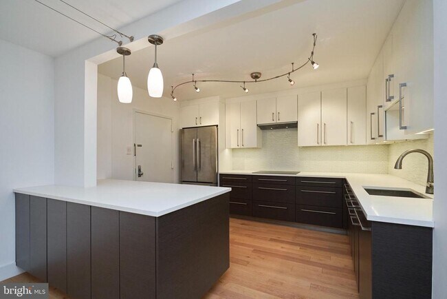 Building Photo - 1800 Old Meadow Rd