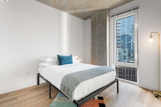 Building Photo - 853 W Blackhawk St