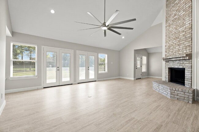 Building Photo - Fully Remodeled Country Home on Half an Ac...