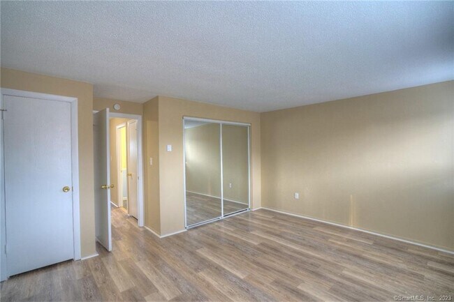 Building Photo - 528 Shennecossett Rd