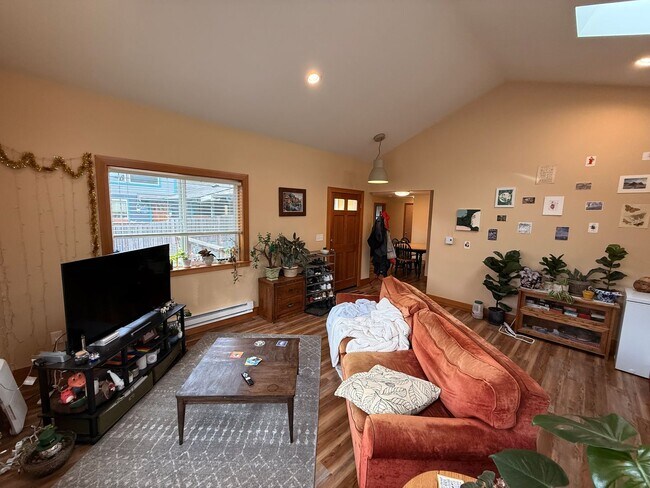 Building Photo - 3bdrm/2 bath house with a yard, laundry, and parking in Happy Valley!