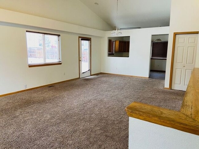 Building Photo - 4 Bedroom, 3 Bath Ranch Style Home with 2 ...
