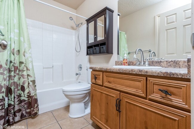 Building Photo - 3 Bedroom Townhome with Private Patio