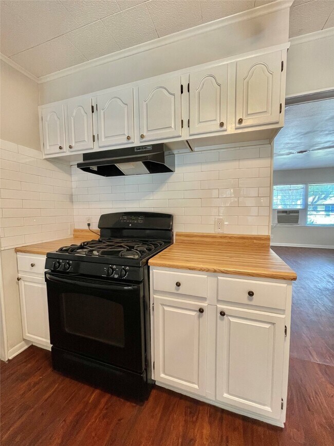 Building Photo - 1112 Southampton Dr