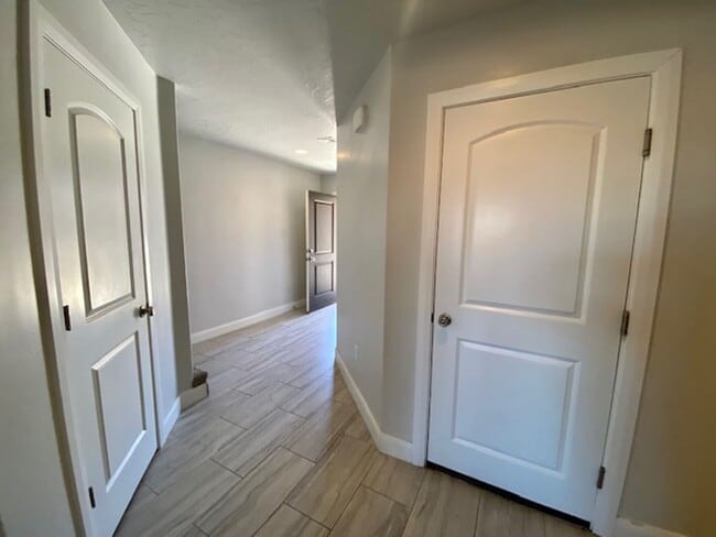 Building Photo - SPACIOUS TOWNHOME FOR RENT!