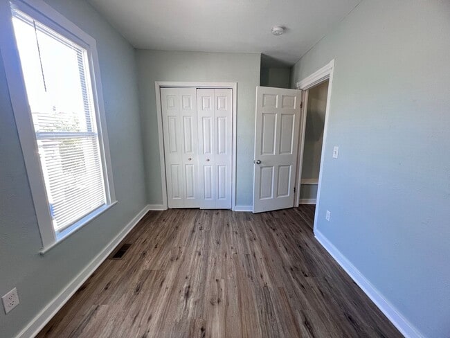 Building Photo - Three Bedroom Home with Main Floor Laundry!