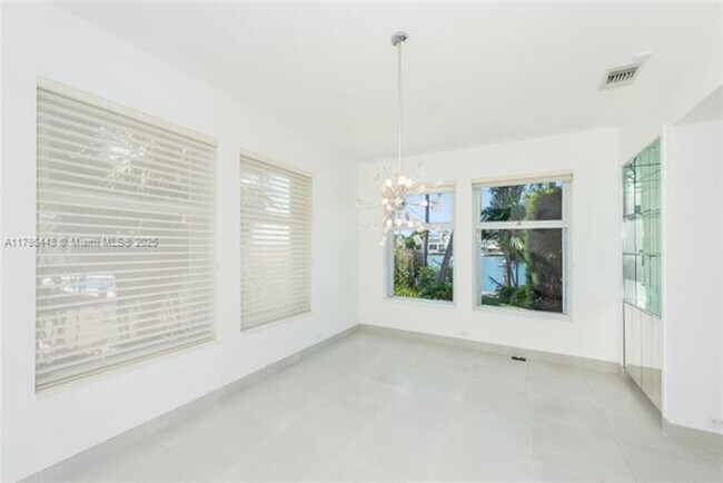 Building Photo - 621 N Mashta Dr