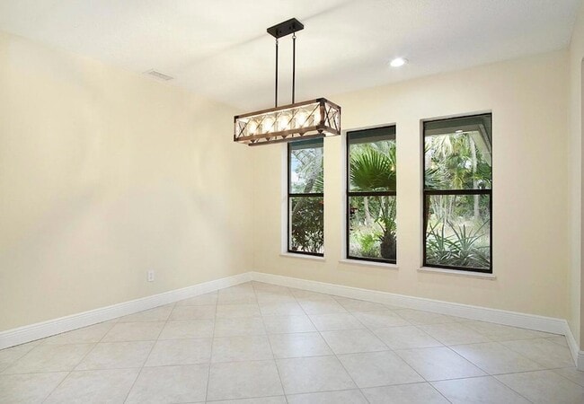 Building Photo - 1232 SW Knollwood Dr