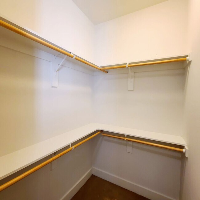 Building Photo - Spacious 3-Story Townhouse With Rooftop De...