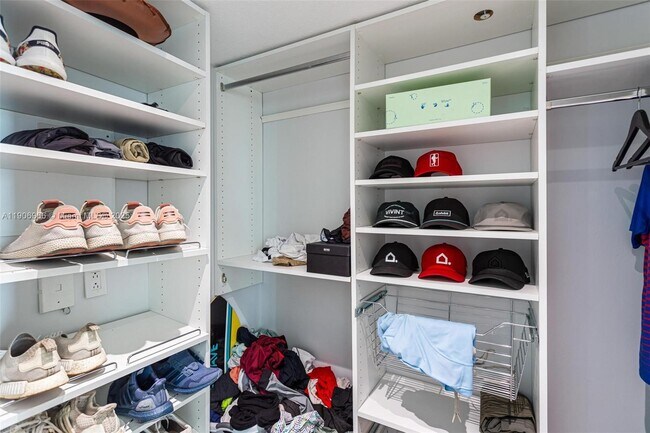 Building Photo - 1800 N Bayshore Dr