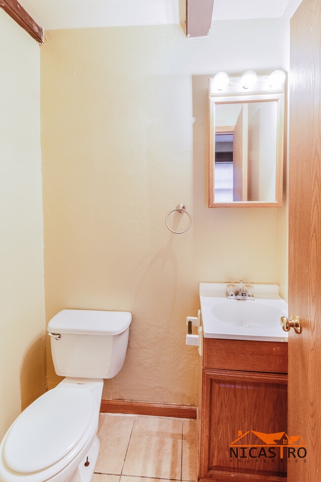 Building Photo - 2097 Summit St