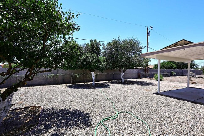Building Photo - 10537 W La Jolla Dr