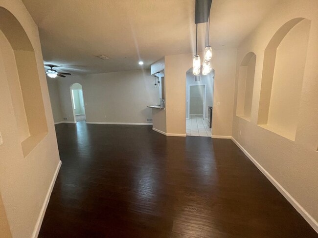 Building Photo - Affordable Elegance! 3 Bed 2 Bath Condo in...