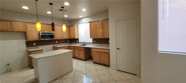 Building Photo - 8198 Rock Meadows Dr