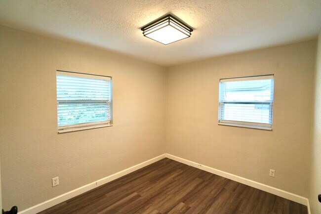 Building Photo - 885 Ruby Ave