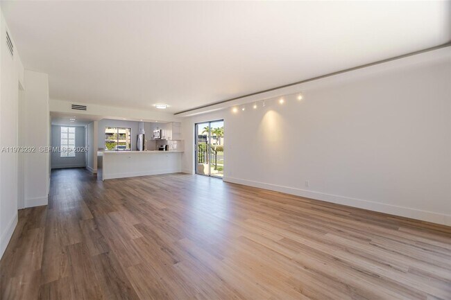 Building Photo - 370 Racquet Club Rd