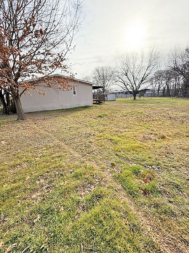 Building Photo - Nice 4 Bedroom 2 Bath Home w Office and Fi...