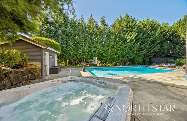 Building Photo - Stunning Bull Mountain Estate
