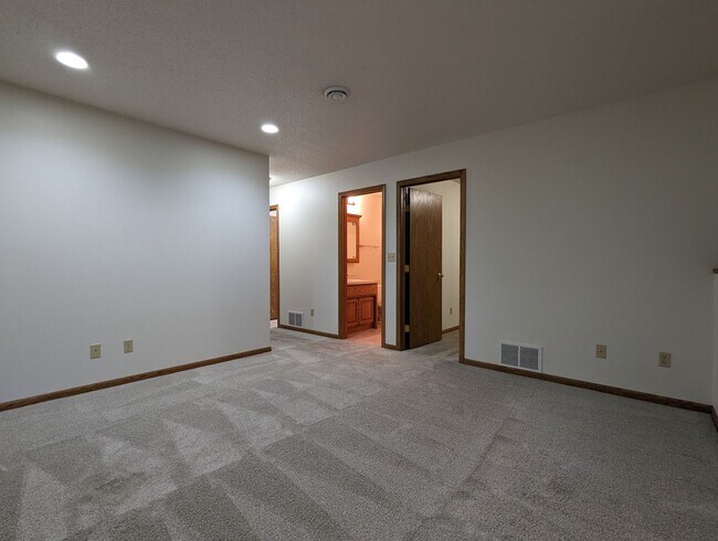 Building Photo - 1855 Sheyenne St