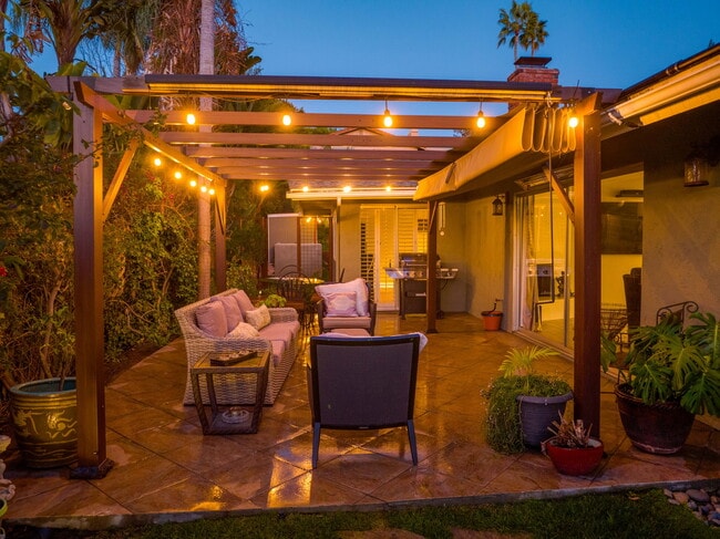 Building Photo - 3000 Azahar St