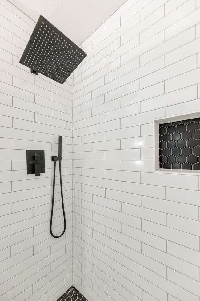 Building Photo - 2025 E Campbell Ave