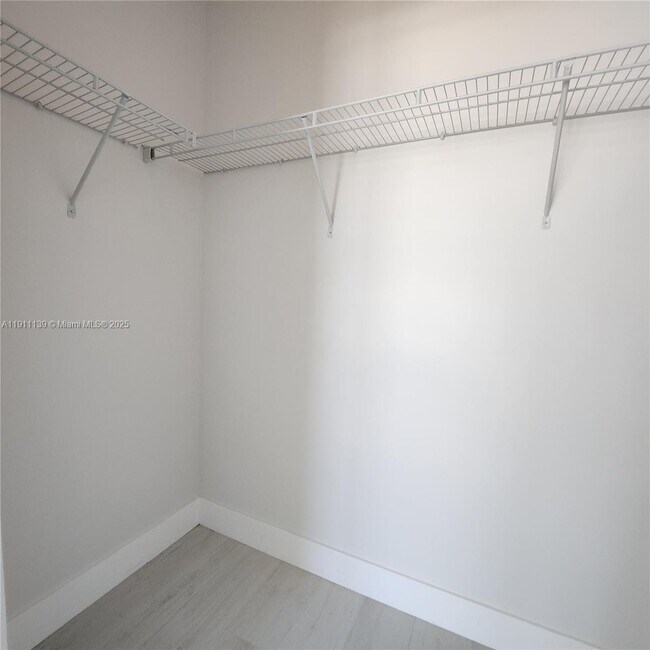 Building Photo - 950 Brickell Bay Dr