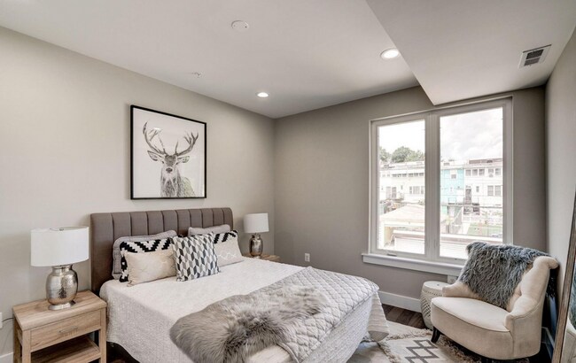 Building Photo - Large 3 Bed/ 2 Bath Condo in Petworth w/ S...