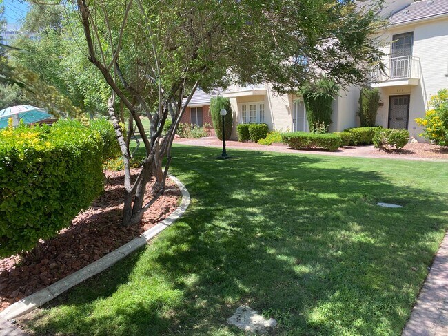 Building Photo - Las Vegas Country Club. Modernized and Upg...