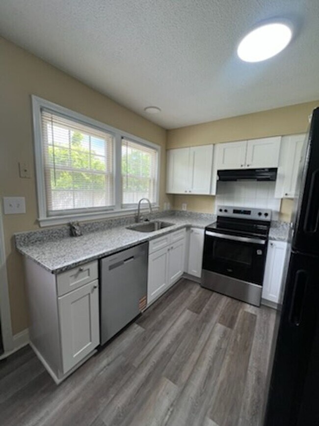 Building Photo - Renovated Townhouse