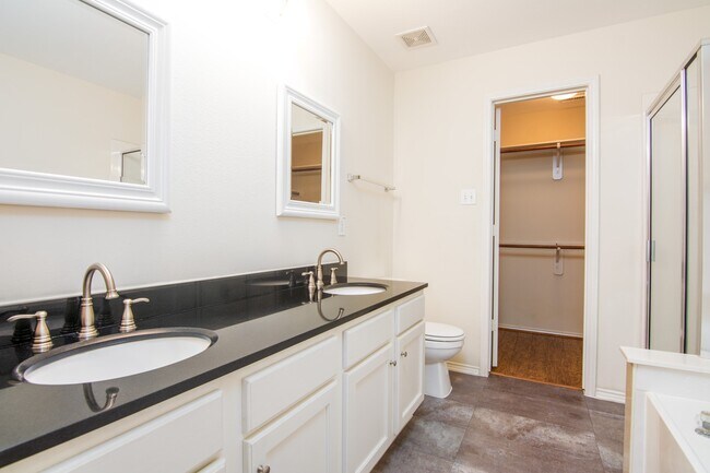 Building Photo - 127 N Villa Oaks Dr
