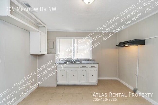Building Photo - 909 Meadow Dr NW