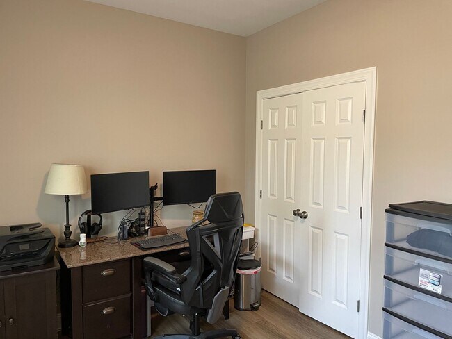 Building Photo - Avaliable October 1st 2025 Unfurnished 3 B...