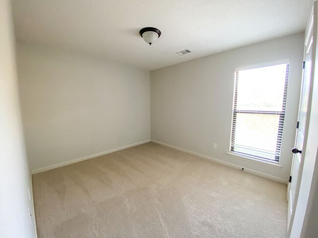 Building Photo - 3 bedroom 2 bath with a Bonus room in Arli...