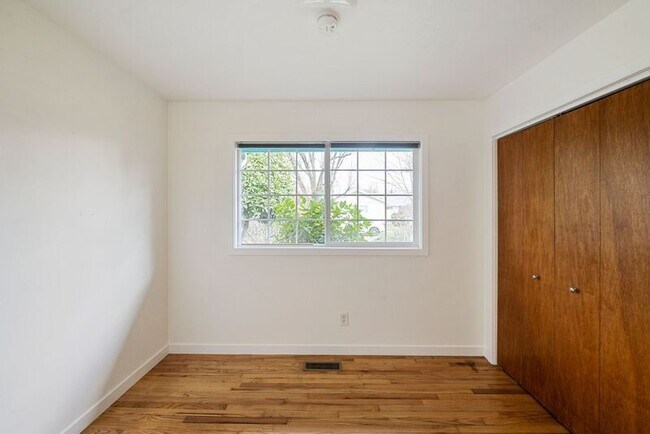 Building Photo - 8715 N Washburne Ave